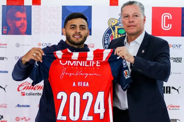Alexis Vega renovó con Chivas hasta 2024