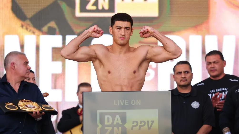 Dmitry Bivol durante la ceremonia de pesaje en Las Vegas
