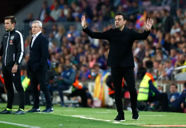 El entrenador en jefe del Barcelona, ​​Xavi Hernández, reacciona durante un partido de fútbol