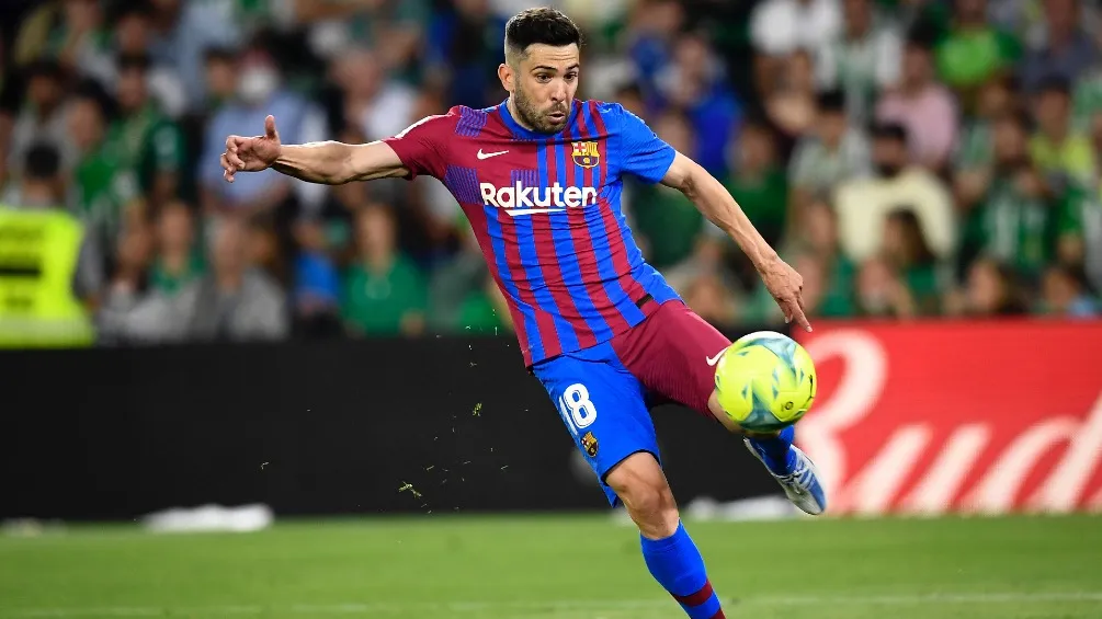 Jordi Alba pateando el balón en el partido contra el Betis