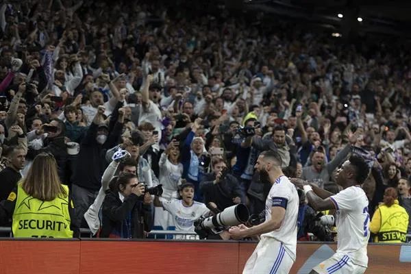 Karim Benzema celebra con la afición