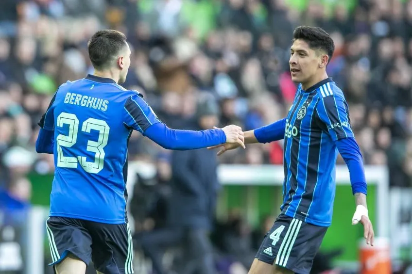 Edson Álvarez durante un partido del Ajax
