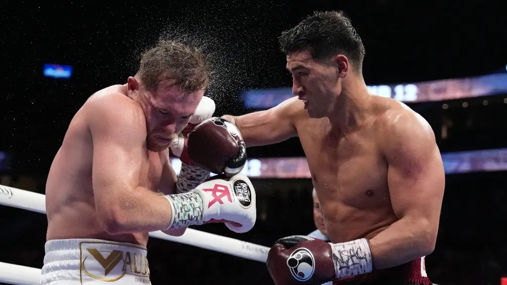 Bivol golpeando a Canelo