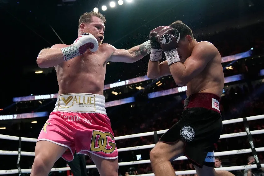 Canelo y Bivol durante la pelea