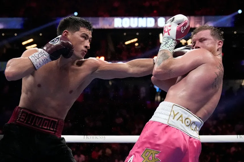 Canelo y Bivol durante la pelea