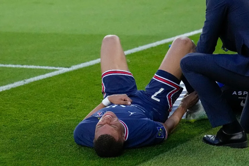 Kylian tras una entrada que lo lastimó