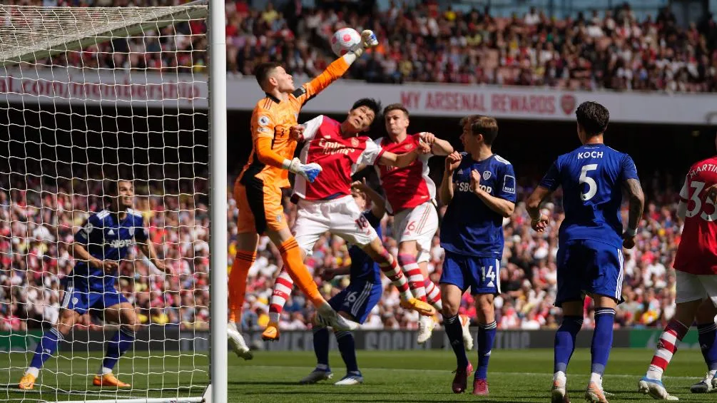 AP Illan Meslier atajando el esférico