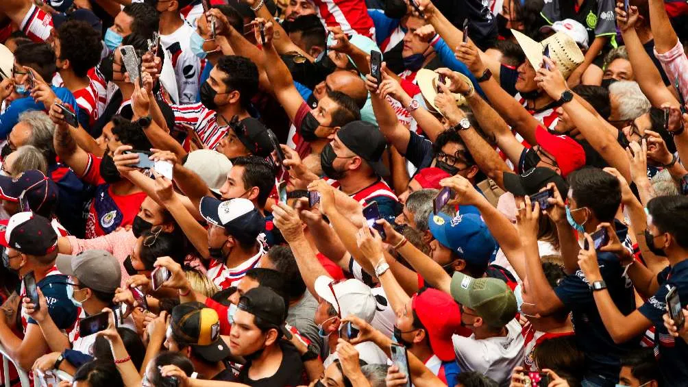 Afición de Chivas felicitando al equipo por su aniversario 116