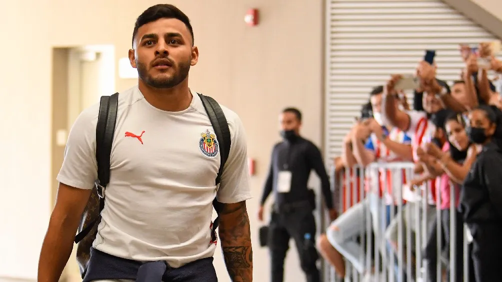 Alexis Vega llegando al Estadio Akron previo al partido ante Pumas