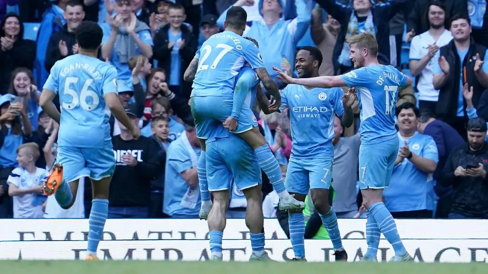 Jugadores de Manchester City festejando gol ante Newcastle