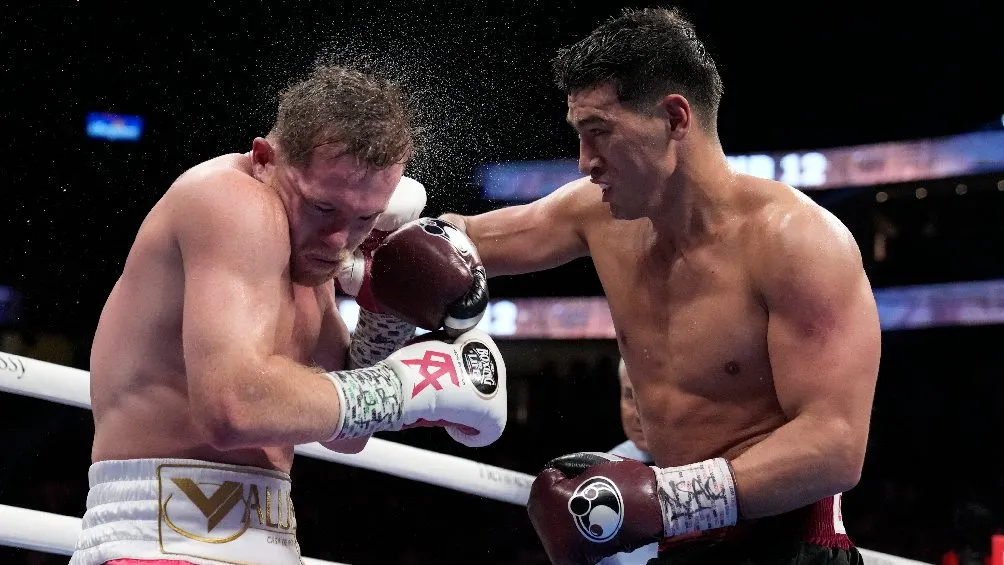 Saúl 'Canelo' Álvarez peleando ante Dmitry Bivol