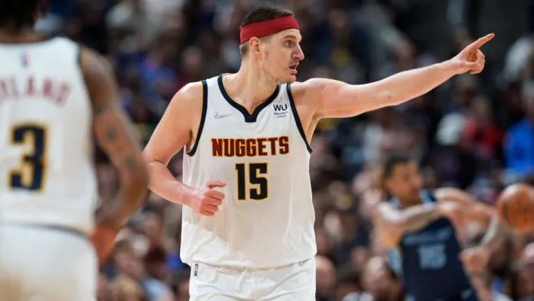Jokic en un juego de Denver