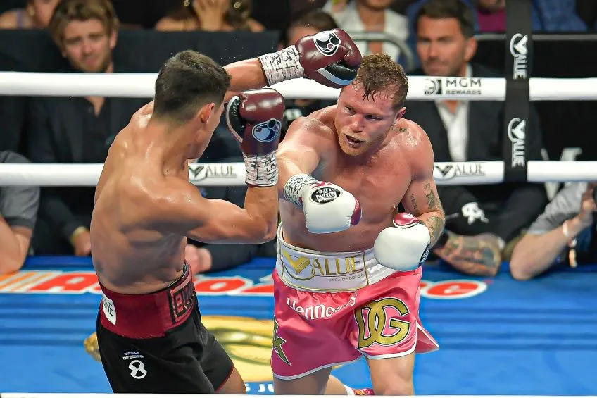 MEXSPORT Canelo Álvarez durante la pelea contra Bivol