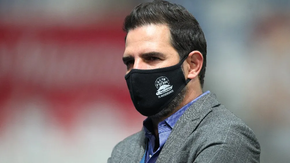 Duilio Davino presenciando partido de Monterrey en la Liga MX