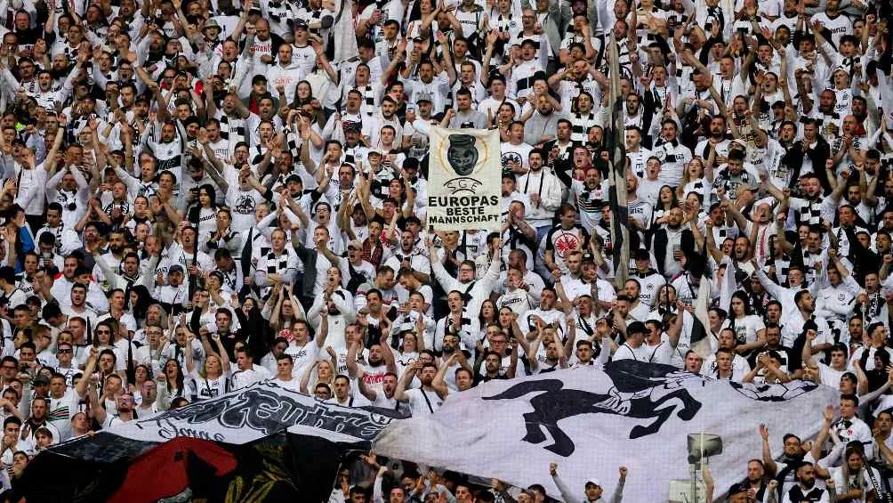 Aficionados del Eintracht Frankfurt apoyando al equipo en Europa League