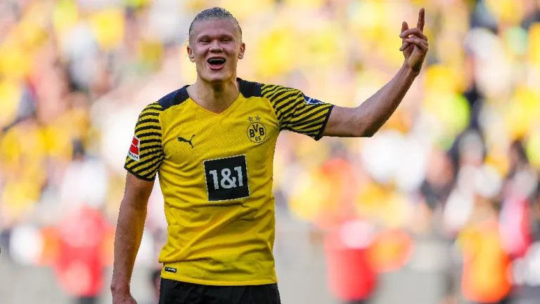 Haaland jugando partido con el Borussia Dortmund en la Bundesliga