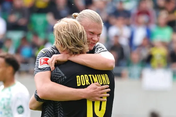 Erling Haaland abraza a su compañero después de anotar