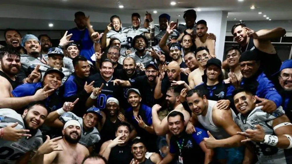 Equipo de Gallos Negros celebrando la victoria ante Dinos