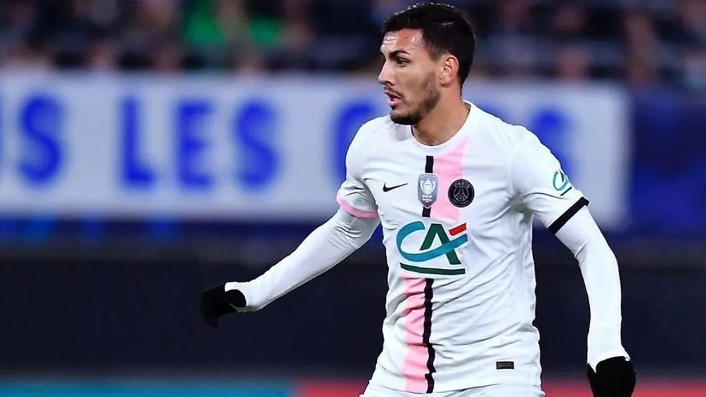 Leandro Paredes jugando partido con el PSG