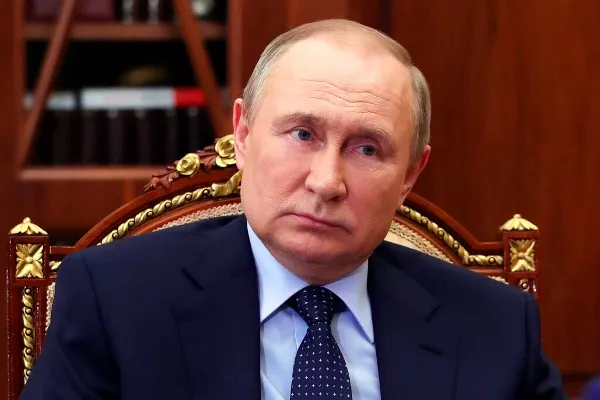 Vladimir Putin escucha durante una reunión en el Kremlin