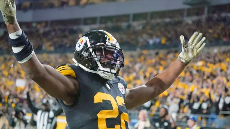 AP Najee Harris en festejo de anotación