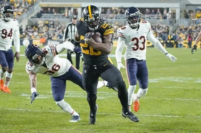 AP Najee Harris en duelo ante Chicago