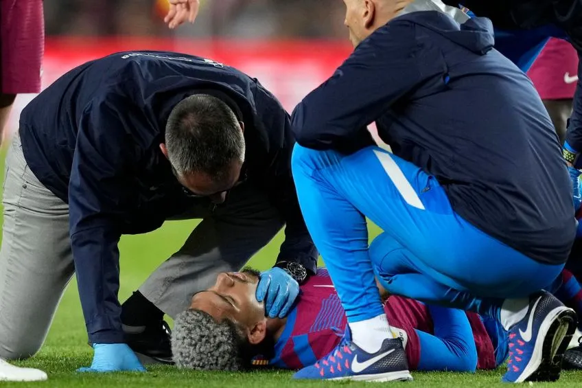Ronald Araújo siendo atendido por los médicos del Barcelona