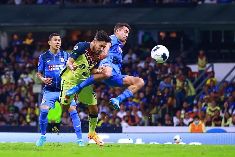 Bruno Valdez durante un partido con América