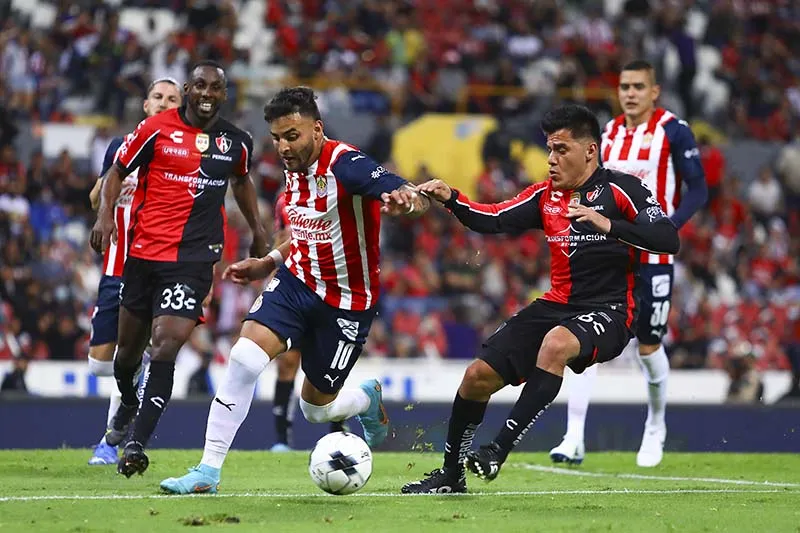 Así se pelea un balón en el Clásico Tapatío