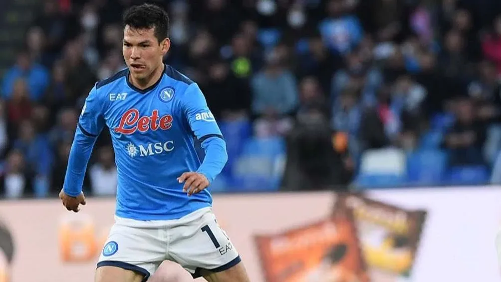 Lozano jugando partido con Napoli en la Serie A