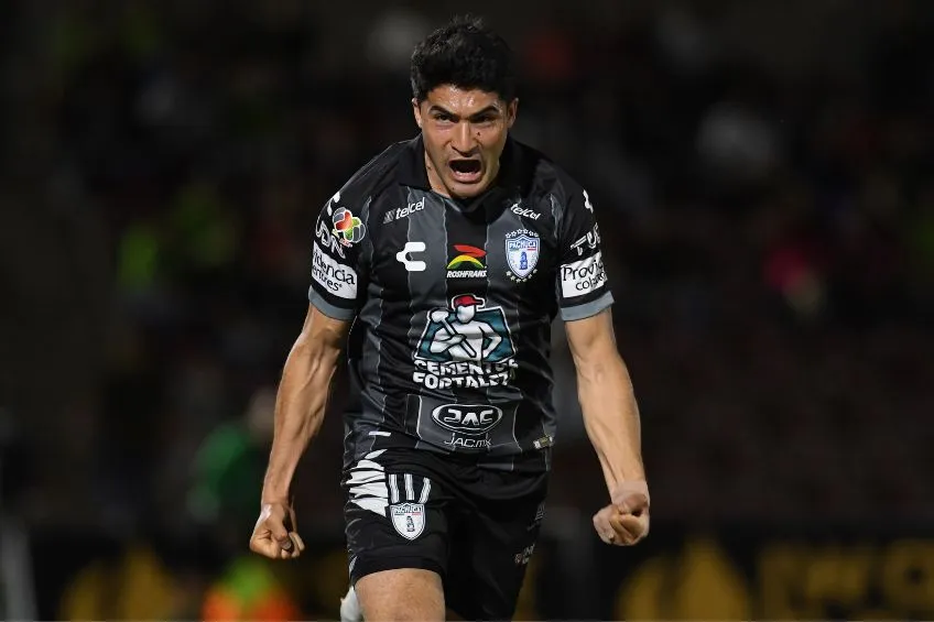 Nicolás Ibáñez festejando un gol