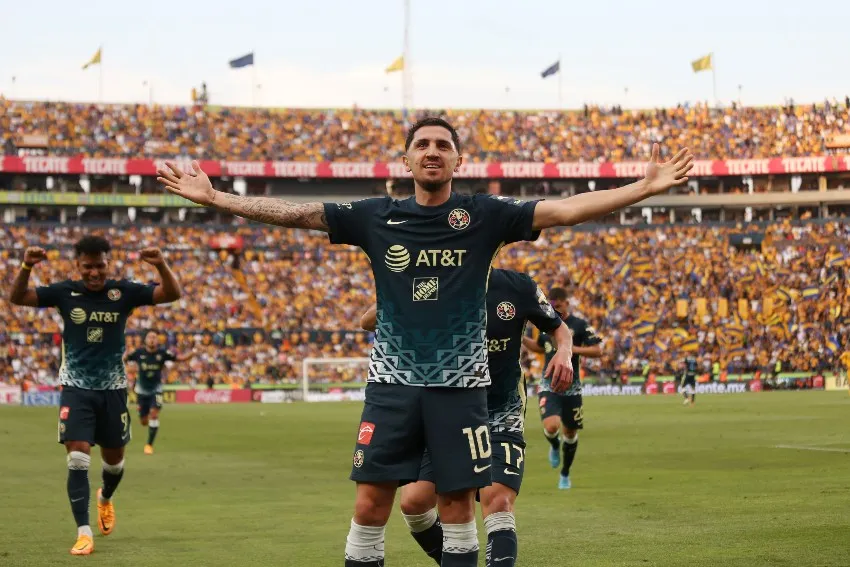Diego Valdés celebrando un gol con América