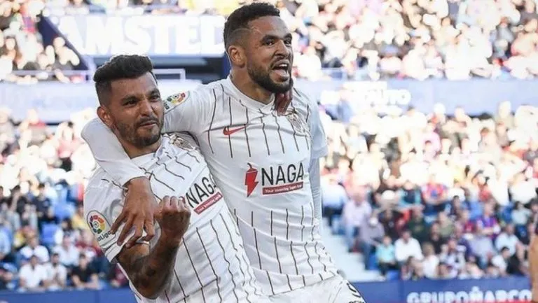 INSTAGRAM: @SevillaFC Tecatito Corona festejando un gol