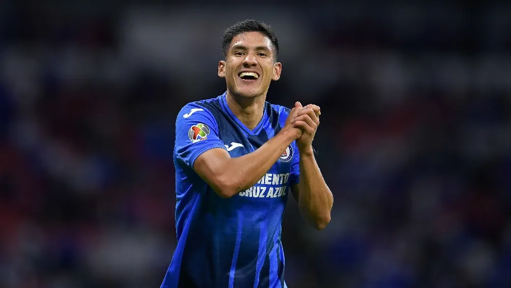 Uriel Antuna jugando partido de Liga MX con el Cruz Azul