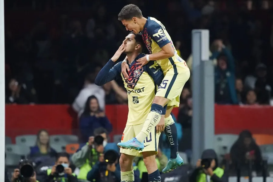 Jugadores del América celebran un gol