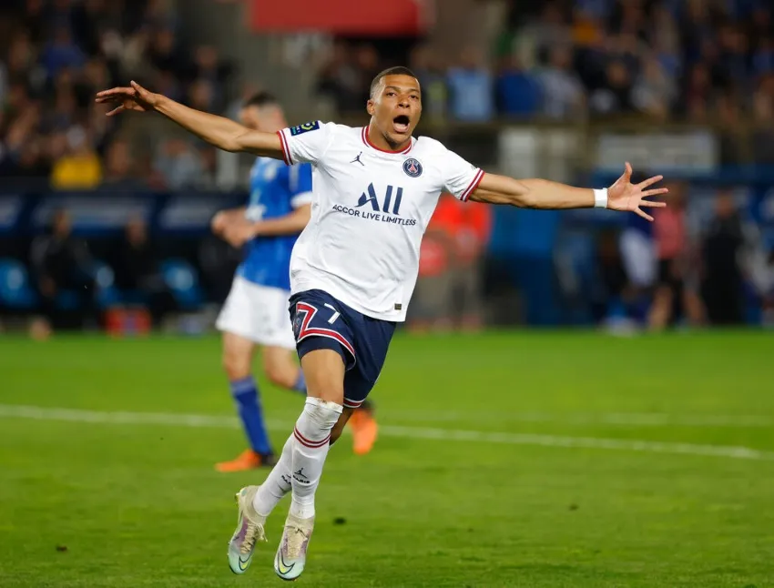 Mbappé celebrando un gol con el PSG