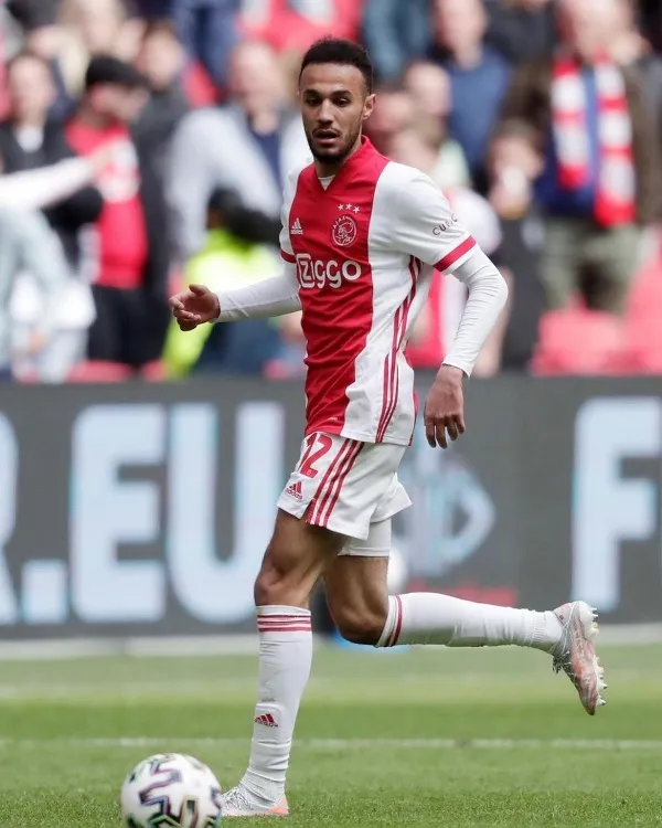 Noussair Mazraoui jugando con El Ajax de Ámsterdam