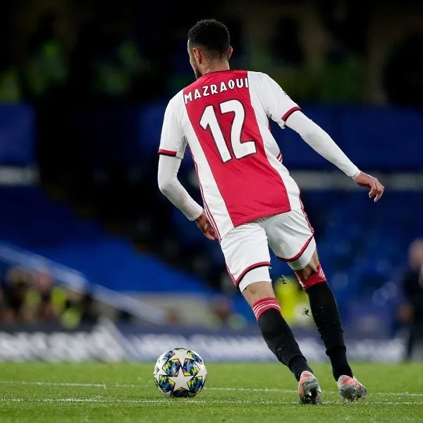 Noussair Mazraoui portando el numero ´12´ con El Ajax de Ámsterdam