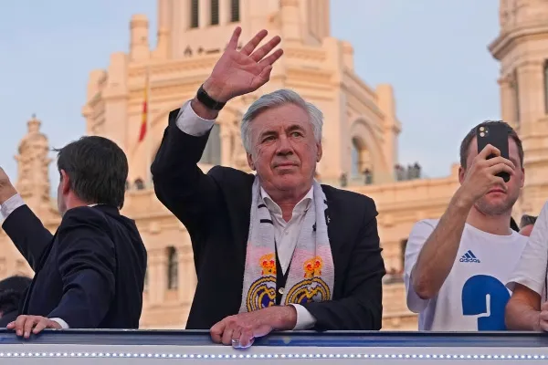 El entrenador del Real Madrid, Carlo Ancelotti, saluda a la afición