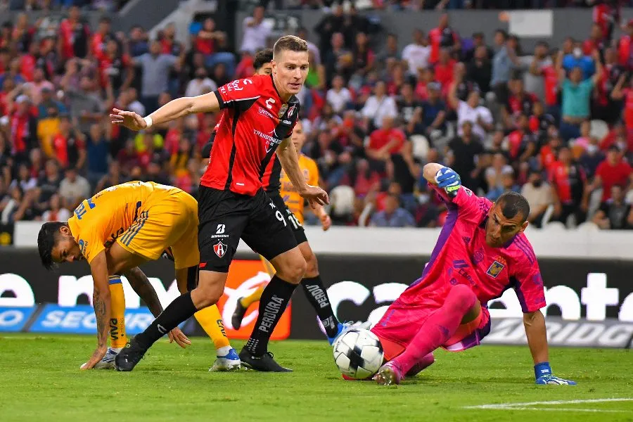 Julio Furch durante un partido con Atlas