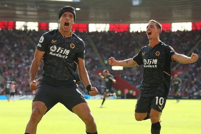 Raúl Jiménez festejando su anotación