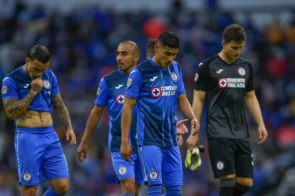 Jugadores de Cruz Azul reaccionan al salir del juego ante Tigres en la Ida de Cuartos de Final