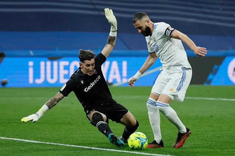 EFE Karim Benzema definiendo de cara a portería