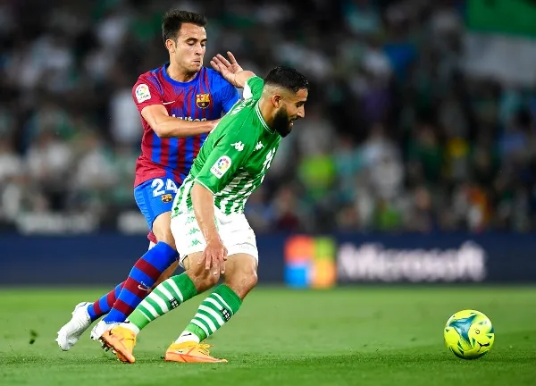 Eric García del Barcelona desafía el balón con Nabil Fekir