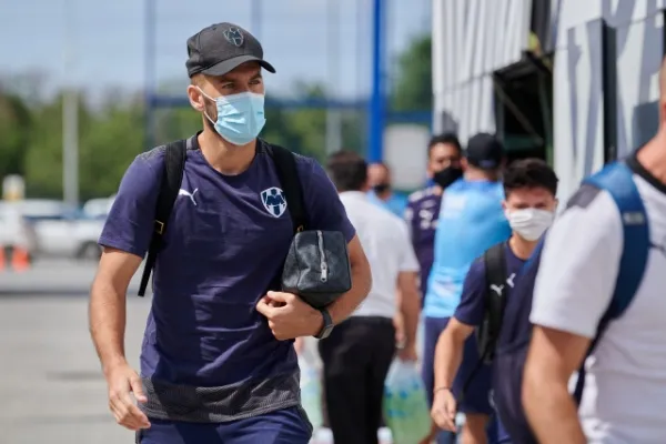 Sánchez dirigiéndose al camión del Monterrey