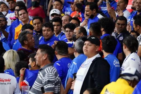 Violencia en la tribuna durante la Ida de los Cuartos de Final en el Cruz Azul vs Tigres