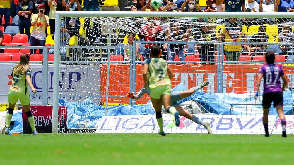 IMAGO7 Katty Martínez voló el penal en el duelo contra Pachuca