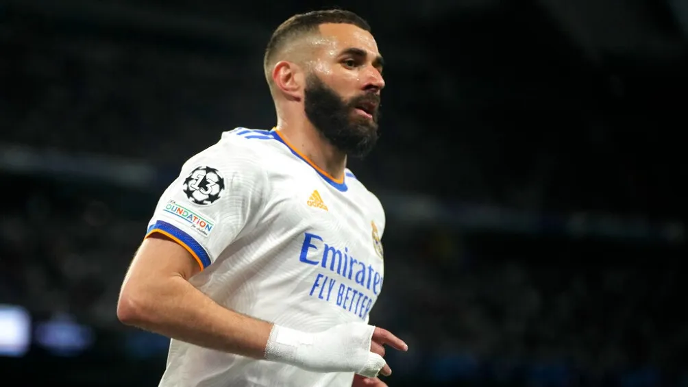 Benzema jugando partido de Champions League con el Real Madrid