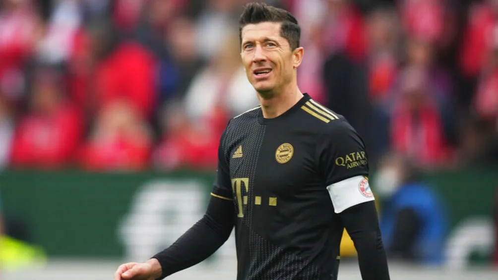 Robert Lewandowski jugando partido con el Bayern Munich