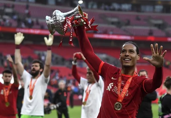 Van Dijk celebra con el Liverpool